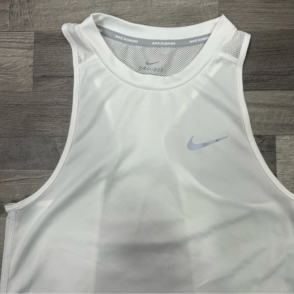 Nike women’s white